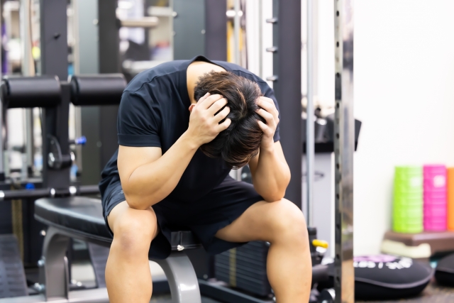 頭を抱えている男性