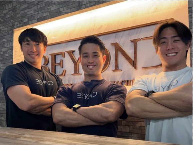 3名のイケメントレーナーが腕を組んでこちらを見ている画像