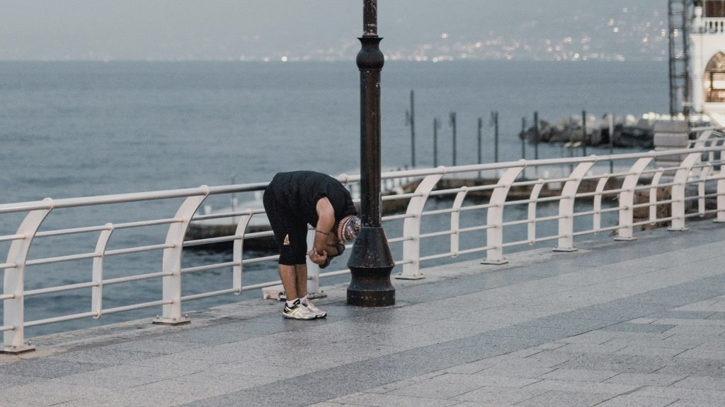前屈をしている女性のイメージ画像