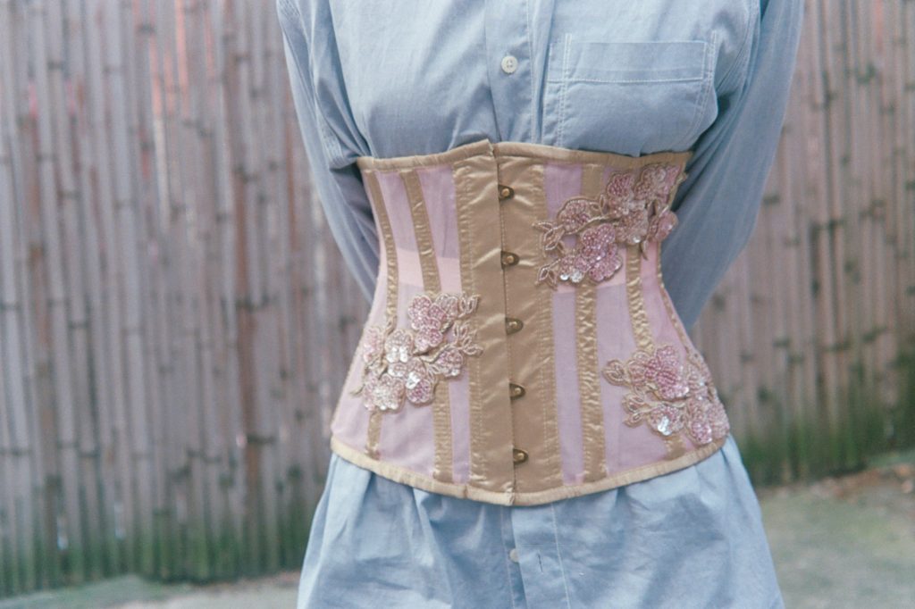 コルセットを巻いている女性の画像