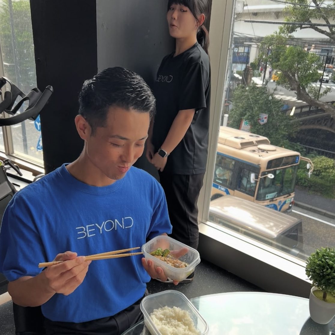 お弁当を食べる男性とそれを見る女性