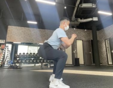 スクワットをするトレーナー