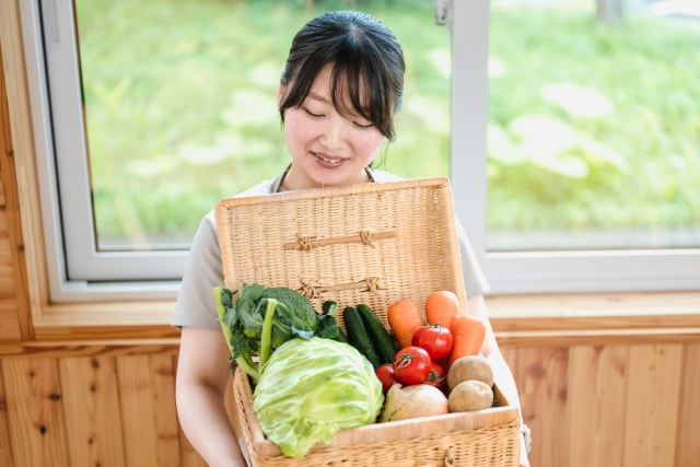 野菜を持つ女性