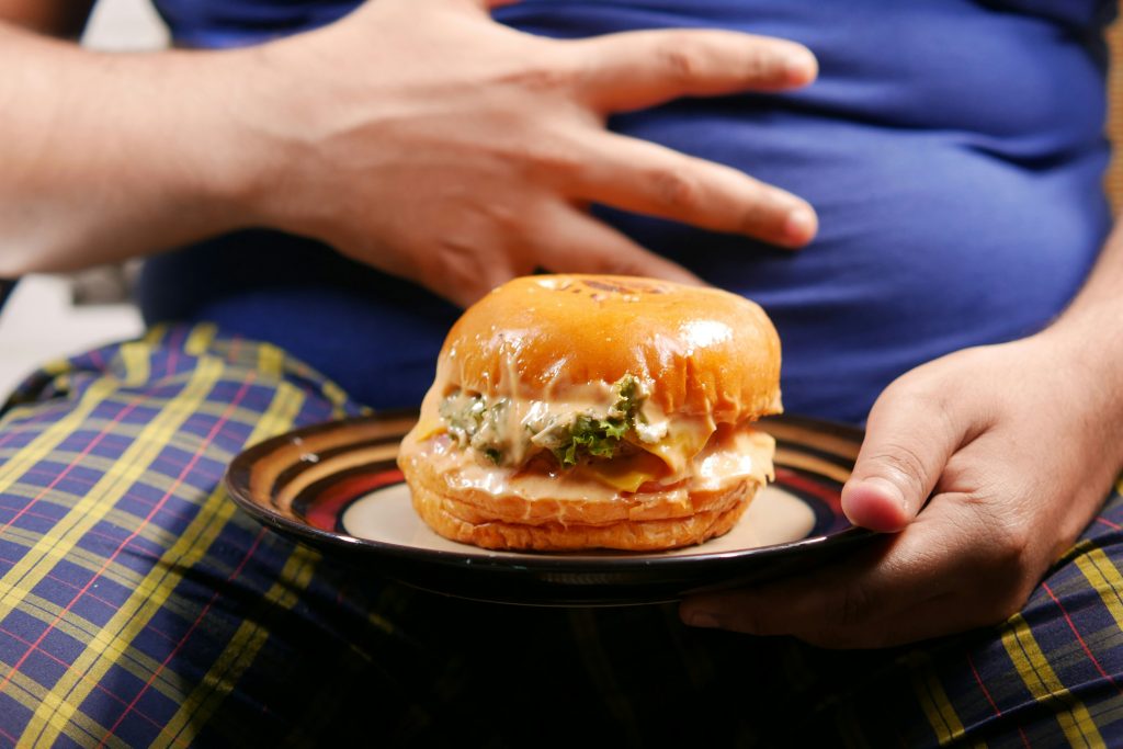 ハンバーガーを食べようとしている画像
