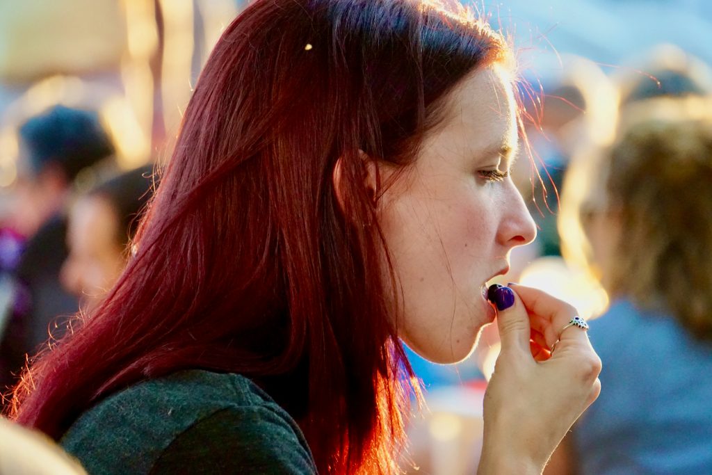 食べて痩せる女性のイメージ画像