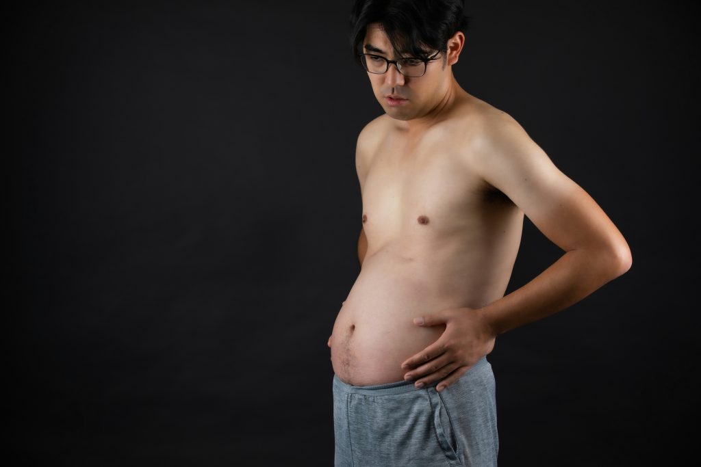 お腹が出ている男性の画像