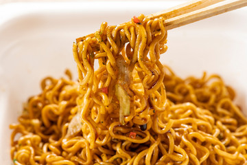 添加物の多い食事の画像。
カップ麺。