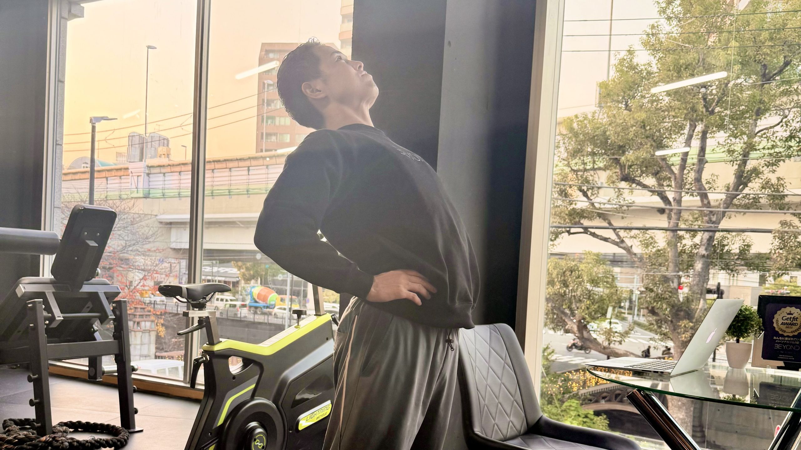 背中を伸ばす様子