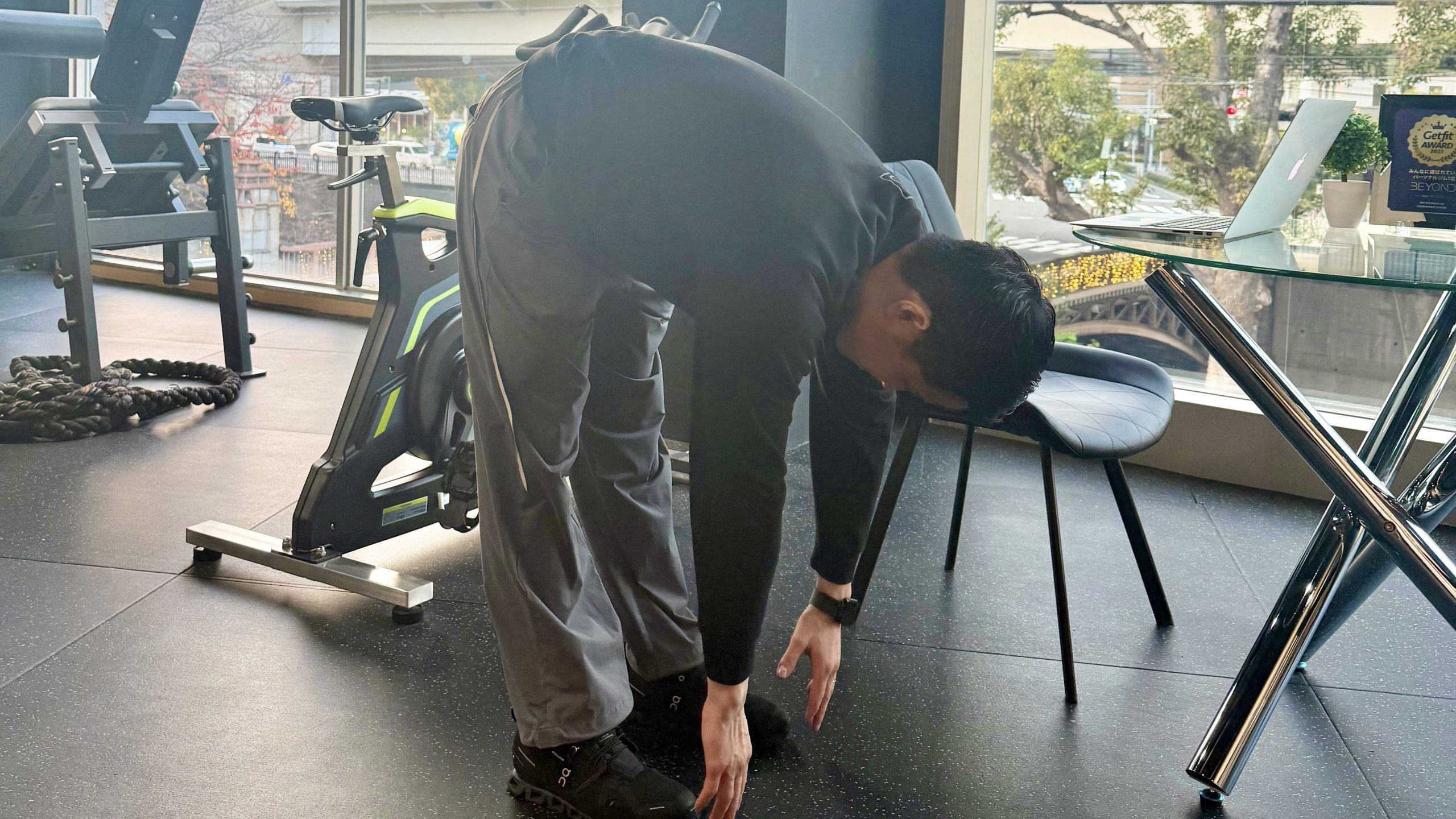 前屈ストレッチをする様子
