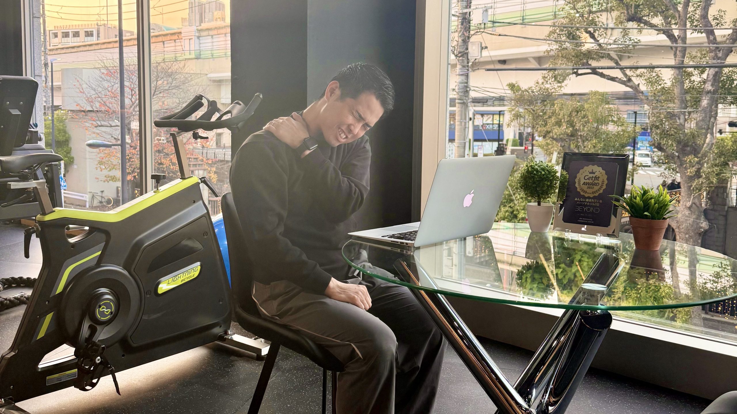 肩こりを感じている様子