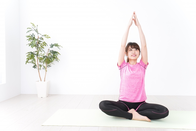 ストレッチをする女性