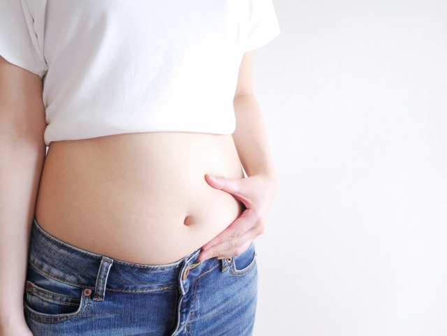 お腹をつまむ人